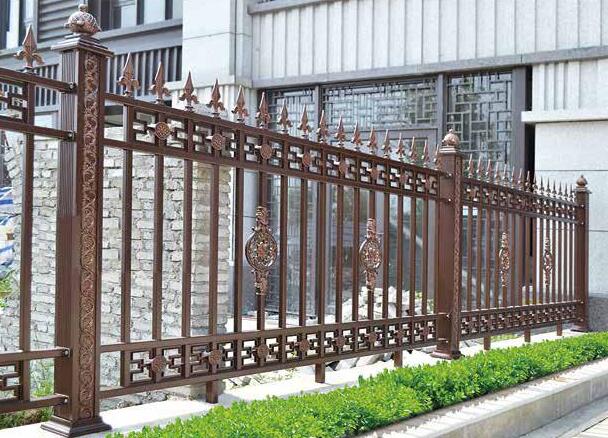 鋁藝護欄型材配件在已經(jīng)全部安裝到位(圖1) 鋁藝護欄型材配件在已經(jīng)全部安裝到位(圖1)