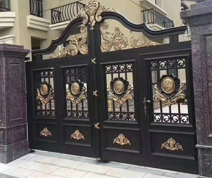 高檔別墅住宅需要安裝定制款式的鋁藝大門(mén)(圖1) 高檔別墅住宅需要安裝定制款式的鋁藝大門(mén)(圖1)